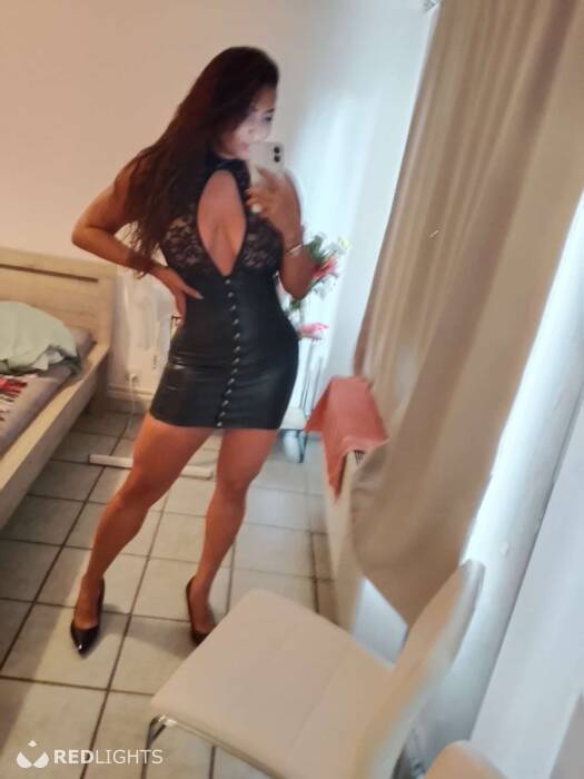 ELORA SAVAGE (Foto)