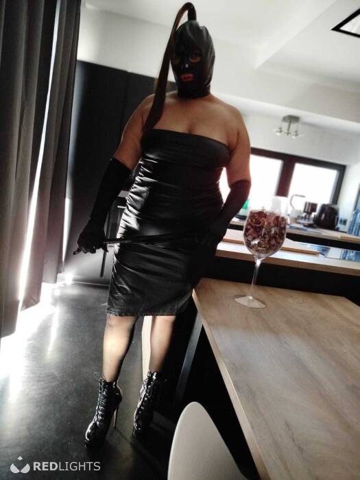 NIKOLLY DOMINATRIZ (Foto)