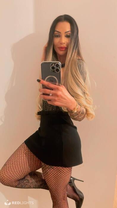 Larissa brune (Foto)