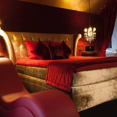 SCARLET LOVE  HOTEL OPEN