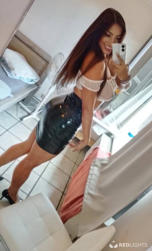 ELORA SAVAGE (Foto)