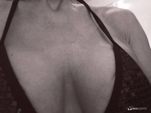 GRANNY MILKING (Foto)