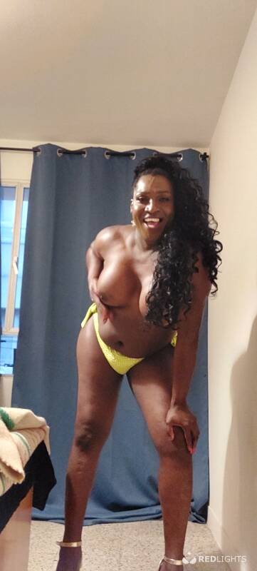 NAOMI (Foto)
